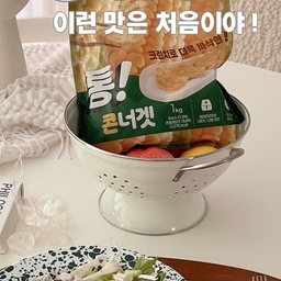 #콘수프필름 
마약 통옥수수너겟 만드는 비법 소개할께요!! 
국내최초 통!콘너겟 !!
요고 한번빠지면 헤어나올수 없어요 ! 
처음에 치킨너겟인 줄 알고 집었는데,
알고 보니 통 옥수수로 만든 너겟이더라구요 🌽
한입 먹어보니까 아삭하고 달콤해서 깜짝 놀랐어요!
저는 에어프라이어에 180도에서 12분 돌린 뒤,
전용 시즈닝 뿌려 먹었는데 진짜 중독성 있더라구요 💛
간이 세지 않아서 아이들 간식으로도 좋고,
맥주 안주로도 딱이에요 👍
옥수수 원물 그대로 수작업으로 만든 너겟이라
첨가물 없이 안심하고 먹을 수 있어요
해동 없이 바로 조리도 가능하고
100% 채식이라 부담 없이 즐길 수 있어요
냉동보관이라 오래 두고 꺼내 먹을 수 있어서
집에 쟁여두면 든든해요 
옥수수 좋아하시면 무조건 마음에 드실 거예요!
 #리빙스타그램 #리빙그램 #리빙템추천 #리빙잇템  
#리빙꿀템 #리빙소품 #리빙인테리어 #살림로그  
#살림스타그램 #살림일기 #집순이일상 #집스타그램  
#홈스타일링 #우리집꾸미기 #셀프인테리어 #홈인테리어  
#집꾸미기 #집정리 #정리정돈 #소확행살림 