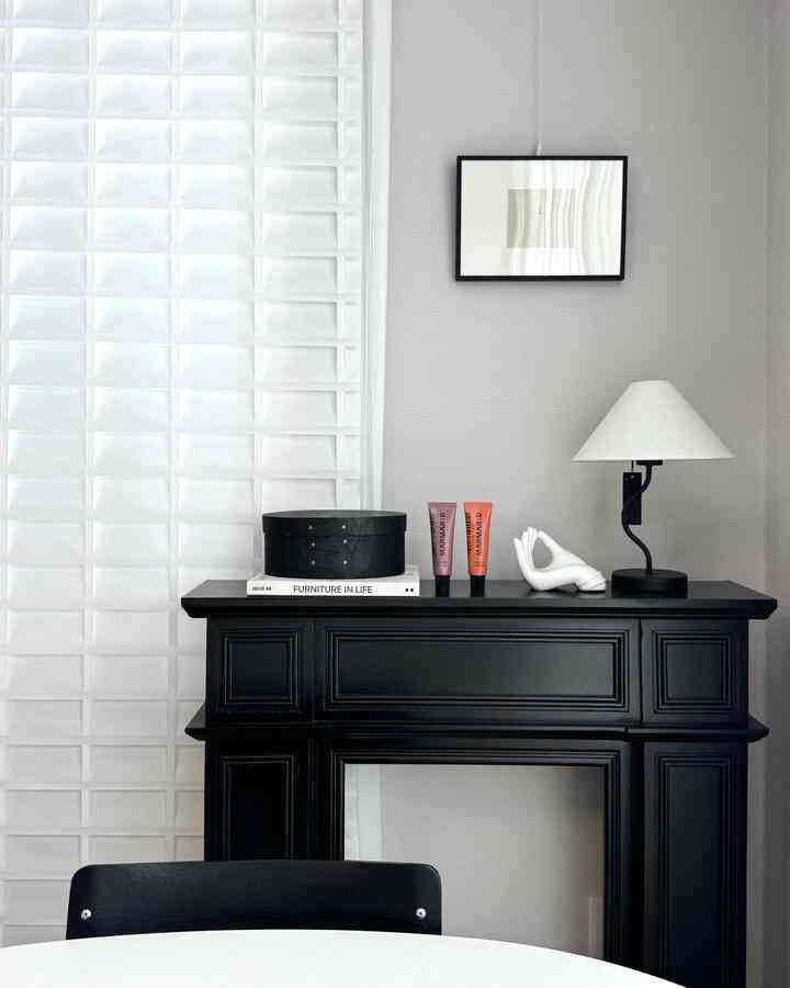 最近好きな空間🖤🫶🏻

#リビングインテリア #モダンフレンチインテリア #リビング飾り #homedecor #interior #monotoneinterior 
#blackinterior #livingroominterior
＃ブラック家具＃ブラックインテリア＃ホワイトソファ＃ブラックコンソール＃暖炉＃コンソール＃ブラック＆ホワイトインテリア＃セルフインテリア＃家の装飾＃ホームスタイリング＃新婚旅行＃今日の家＃ホームスイート＃モノトーンインテリア