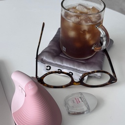 요즘 집에서 일할 때 필수템 두 가지☕️🖱️
하나는 로지텍 코리아 마우스,
다른 하나는 네스프레소 공식컵이에요.
로지텍 마우스는 손에 딱 맞는 곡선 덕분에
오래 써도 손목이 편하더라구요.
클릭감도 부드럽고, 소음도 적어서
조용히 집중해야 할 때 딱이에요💻✨
그리고 네스프레소 컵은 디자인이 진짜 예뻐요.
두께감이 있어서 따뜻한 커피를 오래 유지해주고,
무광 세라믹 재질이라 고급스러워요.
아침마다 커피 한 잔 마시면서
마우스로 일 시작하는 루틴이 완성됐어요.
#로지텍코리아 #로지텍마우스 #로지텍 #무소음마우스 #무선마우스
#네스프레소 #네스프레소공식컵 #커피잔추천 #홈카페그램 #홈오피스
#재택근무템 #집꾸미기 #감성데스크 #일상기록 #카페감성
#일상소통 #소확행 #집순이템 #워케이션 #루틴공유
