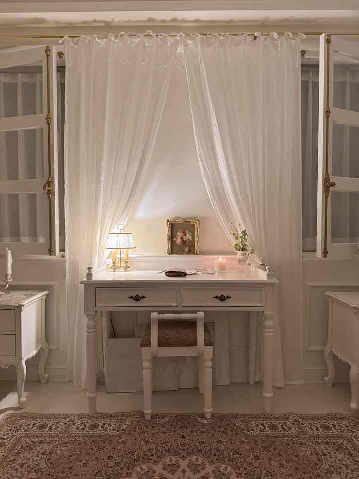 #외국감성우리집
#デスクテリア 

私のデスクゾーンです。
自宅でフレンチ感性を最も盛り込んだこの部屋は
夜のムードもきれいな場所です。

フレンチ感を出すゴールドキャスティングハンドルを施したイメージウィンドウは、この部屋のデザインを絞った時のポイントでした。 
デスクは負担のない価格でフレンチムードを上手く出してくれていて気に入っています🤍

 #프렌치인테리어 #집순이 #북유럽인테리어 #집꾸미기 #침실인테리어 #데스크 #셀프인테리어 #화이트인테리어 #interiors #frenchinteriors 