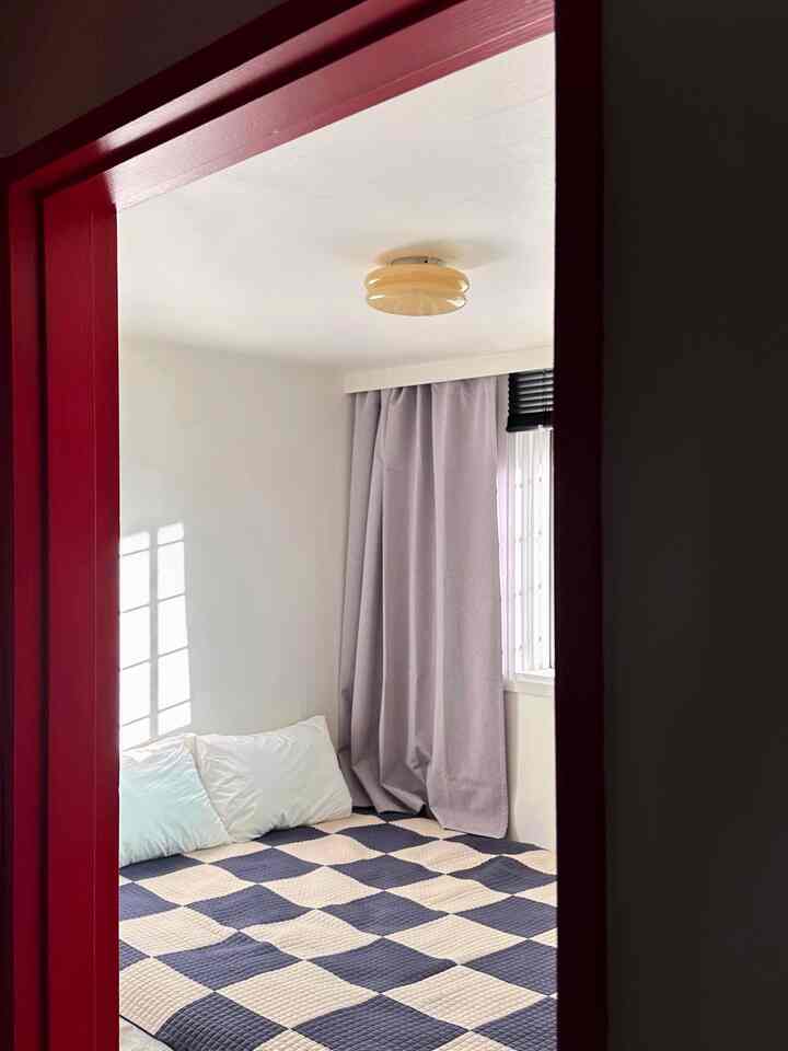 #오감리뷰 プログラムを通じて製品を提供され、直接使用してスタイリングした後期です。

日光電球のスノーマンポータブルが小さくコンパクトでムードなどで本当によく使用中でしたが、今は部屋全体の雰囲気を変えることになりました✨

スノーマンならではのユニークな形感をよく生かして誕生した天井などSNOWMAN25  #ILKW #스노우맨천장등 #일광전구천장등 #천장등 #tovhaus #midcenturymodern #designedtolast #interiordesign #livingroomidea  #ceilinglight 