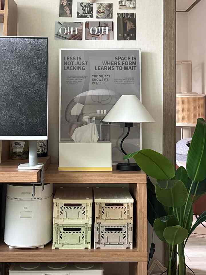 ＃五感レビュープログラムを通じて製品を提供され、直接使用してスタイリングした後期です。

✨レアロースタンダードティッシュケースBOX TYPE
ウッドインテリアが好きな私にとって、レアローティッシュケースは鉄製入門テムです。
材質は鉄製ですが暖かいカラーで、私の空間でも異質感なく座ったオブジェです☺️ 
これは箱入りだから各ティッシュと互換性がよくなり、もしティッシュを少し使う方はリフィルタイプをお勧めします
私はティッシュを使う量が多いので、バクスターを選びました💛
カラーはwarm white + honey yellow、サイズはLです

分離になる構造なので、簡単にティッシュ交換が可能です。
そして思ったより重量感があって、鉄製でもガタガタ音なく安定感のあるティッシュを引っ張ることができました😏 
その点がとても気に入りました。
下部にも滑り止めのバンフォンが付いていてすごく丈夫に座りますよ

カラーも多様で小さなティッシュサイズもあり、お好みに合わせて自分の空間をさらにアップグレードできるオブジェを探してみてください👀
少し変えたティッシュケースのおかげで空間がより豊かになり、シンプルな生活用品の意味を超えて本人のライフスタイルを表現するオブジェだと思います🤍

＃レアロー＃rareraw＃ティッシュケース＃スタンダードティッシュケース＃TISSUECASE＃鉄製ティッシュケース＃ティッシュケースおすすめ 