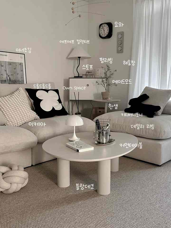 #10平大小さいが充実に飾られたこの空間。 
インスタで多くの方が聞いてくださった製品と小物情報をまとめてみました💛

🛋️リビングアイテム情報
✿ソファ — デイリーリビング
✿クッション - IKEA、ドロップドロップドロップ
✿ウサギ人形 — キティバニーポニー
✿ サイドテーブル — コモンテーブル
✿ モジュール引出し — Own Space
✿ ラグ — ブランデコ
✿ 円形ティーテーブル — ハンサム
✿イルミネーション - FFコレクティブ
✿ 鉄のオブジェ — ストープ
✿セラミックバスケット - ファームリビング
✿湿度計＆時計 — ヨワ
✿ポスター — インナージョイング
✿植木鉢 — メイドモード
✿カーテン — 海雲窓

写真の中にタグも掛けておきました🕊️


＃家の装飾＃リビングインテリア＃ホームスタイリング＃ソファのおすすめ＃ツールーム
＃月世のインテリア 