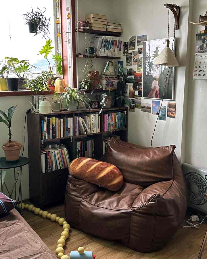 ブラウンの木目調と植物が調和する居心地の良い小さなコーナースペース