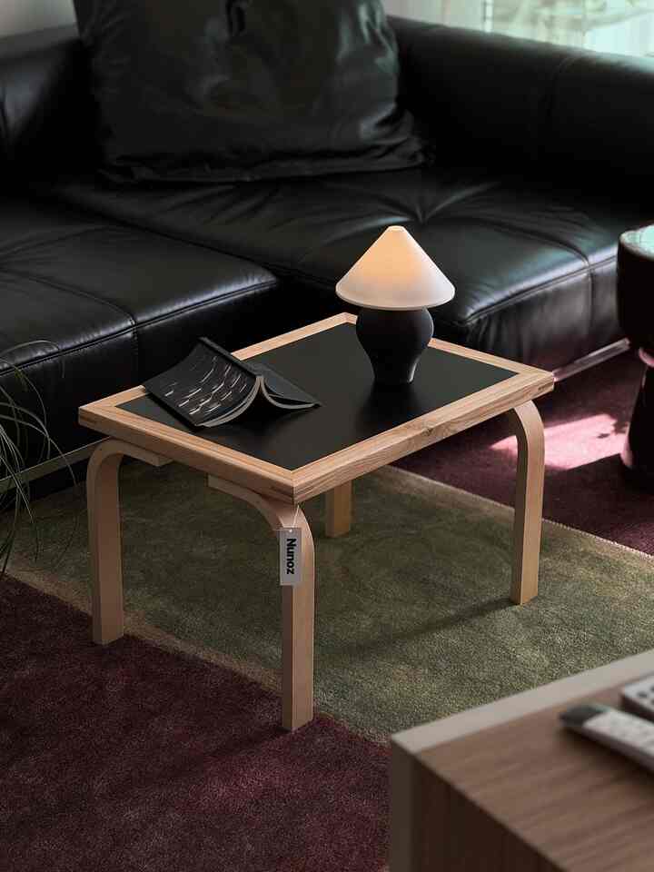 #제품제공 チュソク 短い家族旅行に行ってきて、今日は家にとどまってゆっくり整理をしました。その間、新しく入った旧ステーブルが有毒な目に入ってくる😬

ホワイトやスクエアタイプもありましたが、私の選択はRectangle Black！我が家にはブラック配色がよりよく似合いそうで、予想が合っていました。

天然原木の質感が自然に感じられ、ブラック＆ウッドの組み合わせが空間を端正にしてくれます。協卓のように使用することも、ソファテーブルとしても使用しています。大きく飾らなくても雰囲気を軽くアップさせてくれるそんなテーブルですよ✨

。
#ヌノース #구스테이블 #원목테이블 #GOOSETABLE #좌식테이블 #nunoz #goosetable #오이홈
