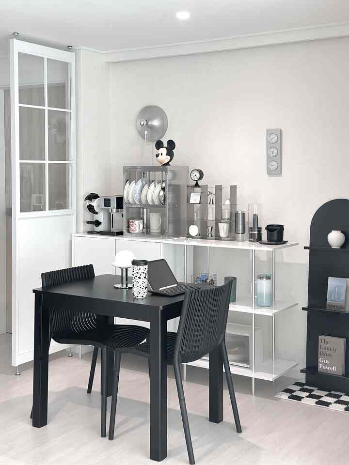 #가을방학일기

Today's Weather: ⛅️

I'm happiest when I finish the house cleaning I've been putting off,
and make a cup of coffee and do "Today's House" 🤍

#HomeCafe #홈카페인테리어 #홈카페존 #홈카페투어 #매거진랙 #컵보드 #컵선반 #쇠테리어 #쇠테리어템 #쇠템 #키친랙 #2인용식탁 #블랙인테리어 #요와 #커피머신 #신혼부부 #신혼부부인테리어 #탄귀서울 #탄귀조명 #홈카페수납장 #홈카페선반 #파티션 #유리파티션 #맞팔 #맞팔환영 #선팔맞팔 #소통 #소통환영 #팔로우 

