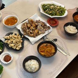 삼촌이 집에 놀러오셔서 삼겹살 파티 🤩
김치찌개 끓여준다 했는데 안 먹는담서 세그릇이나 잡수신 삼쪽이 ^^ㅋ 
친구들이 결혼선물로 이쁜 그릇 사줘서 맨날 이쁘게 담아 먹으니깐 보기에도 좋고 나를 대접해 주는 느낌이 든다 🍀✨❗️🎶🕊️
캬하하 고마워 친구들 살앙해 🩵
#신혼집 #집들이 #점심식사 #삼겹살 #저녁식사 #회 #주방인테리어 #33평 #아파트 #홈파티 #일상공유 #일상스타그램 #요리스타그램 #테이블세팅 #감성식탁 #6인용식탁 #맞팔환영 #팔로우환영 #맞팔