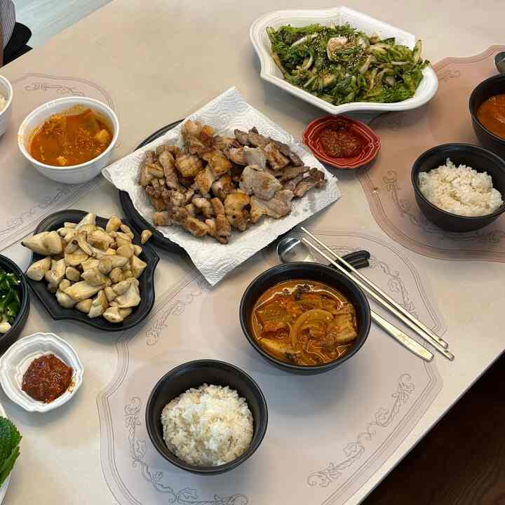 おじさんが家に遊びに来て、サムギョプサルパーティー🤩
キムチチゲを煮込んでくれましたが、食べませんでした3つのボウルや雑魚の三つが^^ 

友達が結婚プレゼントに綺麗なボウルを買ってくれて、いつも綺麗に盛って食べるので、一見も良くて私をおもてなししてくれる感じがする 🍀✨❗️🎶🕊️
キャハハありがとうございます

＃新婚旅行＃家屋＃昼食＃サムギョプサル＃夕食＃会議＃キッチンインテリア＃33ピョン＃アパート＃ホームパーティー＃日常共有