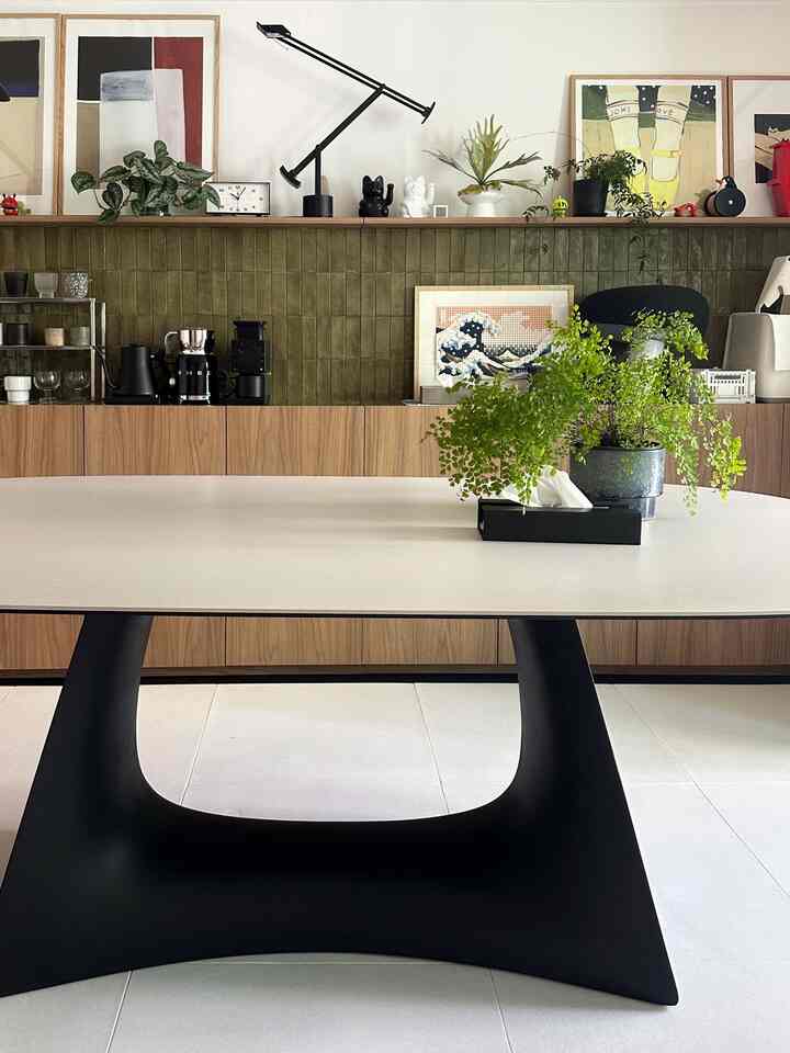 🍃 

長かった連休みんな楽しい時間になりましたか✨

石を過ぎて一層成熟したような赤ちゃんと一緒に
夫が一生懸命共同育児をしてくれたおかげで
祝日のお父さんの親情会も楽しく行ってきて、

新しくダイニングテーブルで一人で過ごす
久しぶりに穏やかな時間を過ごしたと思います！

小さなテーブルでのみ時間を過ごす
広いサイズにラップトップも広げておやつも食べて
私の世界のように遊んだばかりで幸せですね😌

それでももっと激しく休みたいけど…
それなりに充電した心でまた日常に戻ります:)

最後の連休日はみんな暖かい夜になります✨💡

༶カルテAVAポセリンオブジェテーブル 

-
＃小包＃ダイニングテーブル＃キッチンインテリア＃ホームスタイリング＃ポセリンテーブル＃ラウンドテーブル＃カルテテーブル＃tovhaus＃DiningTable＃HomeInterior＃KitchenDecor #今日の家クリエイター