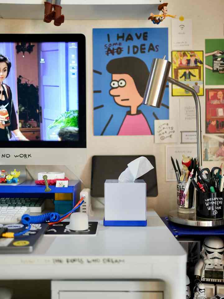 #오감리뷰 プログラムを通じて製品を提供され、直接使用してスタイリングした後期です。

今回使用したレアロースタンダードティッシュケースは 
私たちの家のブルーポイントのインテリアとすっぽり似合う製品です！ 
冷たいようにおしゃれな鉄製素材のおかげで、インテリアオブジェのように感じられました。

この製品はボックスタイプと詰め替えタイプの2種類で構成されており、使用習慣に合わせて選択できます。 

私は詰め替え型を使用しましたが、スペースがはるかに整えられていました。 
分離型構造なので詰め替えが簡単で、適度な重み感のおかげで 
揺れなく安定して使える点も満足でした。

鉄製素材なのでマグネットを活用し、様々なデザイン変奏も可能で、どの空間に置いても自然に溶け込みます。  #티슈케이스 #스탠다드티슈케이스 #TISSUECASE