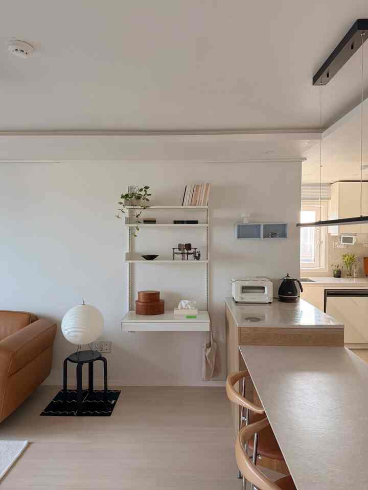 #製品協賛

＃五感レビュープログラムを通じて製品を提供され、直接使用してスタイリングした後期です。

レアロウ コンパクトデスクをとても愛情のあるレアロウラバーに、今回ティッシュケースが届きました！ 🧻🤎

〰レアロースタンダードティッシュケース（REFILL TYPE）

最近ホットな鉄テリア入門テムでピッタリなレアロウ特有のカラーパレットが生活用品を超えて一つのオブジェのように、毎日使うティッシュ一枚にもお好みを加えてくれる製品です。

ミニマルなデザインなので、家のどこに置いても自然に染み込んで、空間に合わせて感覚的なスタイリングが可能です。

サイズはボックスタイプ/詰め替えタイプの2種類！
私はスリムでスタイリッシュなムードを生かす詰め替えタイプとして選びました。

取り外し可能な構造のおかげで詰め替えも簡単で、適度な重量感があり、揺れることなく安定して使用できます。

そして小さなディテールも見逃せないポイント！
下部にバンポンがあり滑りを減らし、床の傷まで防止してください。こういう細心さがやはりレアローらしいよ🤓

小さな生活用品一つにも感覚を込める 
レアロウだけの魅力を体験してほしいです🩵 

⠀ 
＃レアロウ＃rareraw ＃ホームカフェ＃ポスターインテリア 
