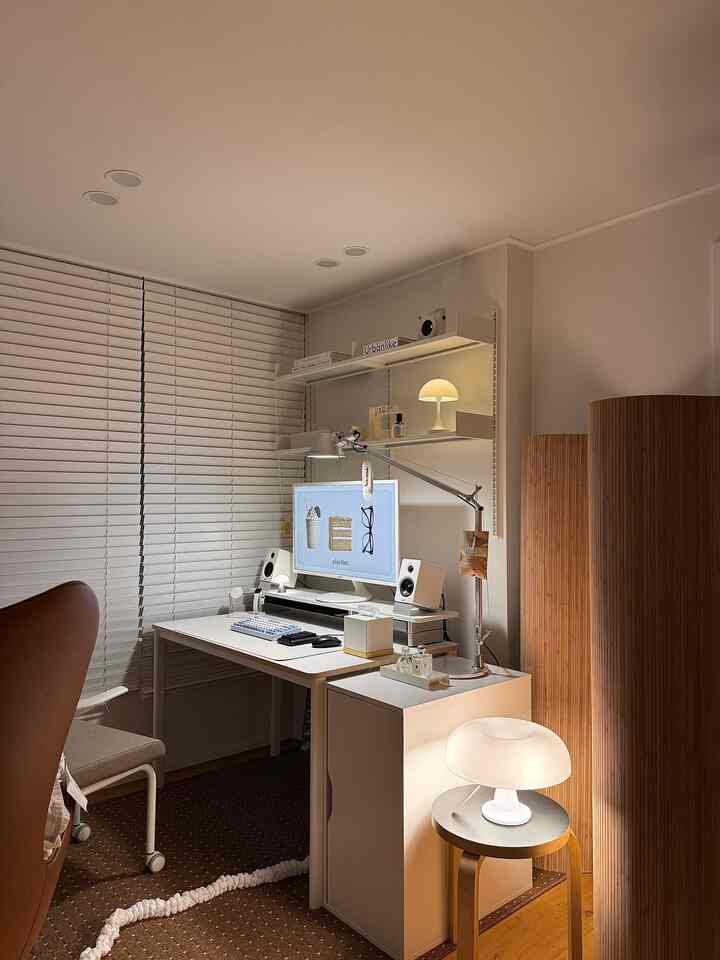 、直接使用してスタイリングした後期です。）

最近、毎日同じ私のデスクに小さな変化が生じました。
毎日手が届くティッシュも空間の一部のように見えたくて
レアロースタンダードティッシュケースを聞きました！
鉄製入門テムでも遜色のないデザインだから
どんな空間にもすっきりと似合うと思います！
私はデスクだけでなくリビングでも使用しています。
いつもリビングに休憩を置くとインテリアに邪魔になります
不便であっても見えないように遠ざけて使っていましたが、
今はすぐ隣に置いてきれいに使えるのでとても満足しています。

適度な重量感のおかげで使用するときに揺れがまったくありません。
ボックスを上に持ち上げてティッシュをすぐに交換できます。
快適でスッキリとしたデザインなのでとても気に入っています！

ホワイト＆イエローが私のデスクにぴったりだと見るたびに気持ちがいいです。
毎日使うティッシュ一枚にもお好みを込められるというのがこんな感じでしょうか:-) #티슈케이스 #스탠다드티슈케이스 #TISSUECASE #데스크테리어 #책상꾸미기 #데스크셋업 #방꾸미기 #휴지케이스 #홈스타일링 