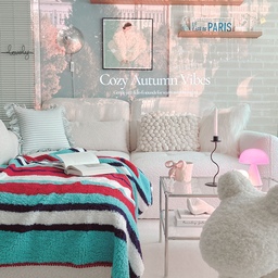 #가을담은우리집  #블랭킷 #블랭킷추천  #콘수프기록집 
비와 함께 시작한 긴 연휴의 첫날⋰˚☆
지난주만해도 낮엔 더웠는데 추석이 되니 거짓말처럼 낮에도 쌀쌀해지면서 완연한 가을을 느낄수가 있네요
워낙 추위를 많이 타는 저는 집에서도 블랭킷은 필수인데 
오늘은 도톰하고 포근한 새 블랭킷으로 바꿔주고 
소파에서 뒹굴거리며 여유로움을 만끽하고 있어요
새로 온 [더보드라] 스트라이프 블랭킷 덕분에 
더욱 포근포근 따뜻한 연휴에요
구름같이 퐁신퐁신한 극세사 담요로 
가벼우면서 보드라운 촉감에 자꾸만 만지게 되는 블랭킷이에요 
OEKO-TEX 인증을 받은 국제 안전 기준을 충족한 안심 소재로
스트라이프 패턴에 짙은 버건디 걸러가 공간을 가을로 물들여주는 느낌이에요
테두리는 스티치마감으로 유니크함을 놓치지 않았어요
블랭킷 양면이 다른 컬러로 되어있는데 버건디는 안쪽이 아이보리컬러라 그날그날 기분에 따라 스트라이프로 경쾌하게~ 
아이보리 컬러로 분위기있게 사용하실 수 있어요
따뜻하면서도 가볍고 패턴까지 예뻐서 
올 가을 겨울 저의 애착담요가 될거 같아요♡︎
모두 행복 가득한 따뜻한 연휴 보내시길 바래요 (ღ’ᴗ‘ღ)
.
.
.
.
#더보드라 #더보드라양털블랭킷 #블랭킷 #양털담요 #블랭킷추천 #겨울담요 #집스타그램 #담요추천 #소품인테리어 #프렌치인테리어 #프렌치스타일 #코지홈 #거실인테리어 #화이트인테리어 #홈스타일링 #집꾸미기
#cozyvibes #cozyhomes #frenchinteriors #homestyling
