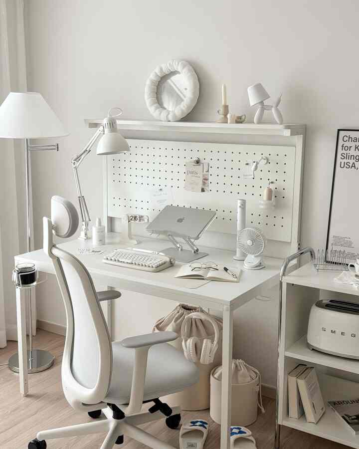 清潔感のあるホワイトトーンのホームオフィス、機能的なデスクとオフィスチェアが配置されたモダンで快適な作業空間