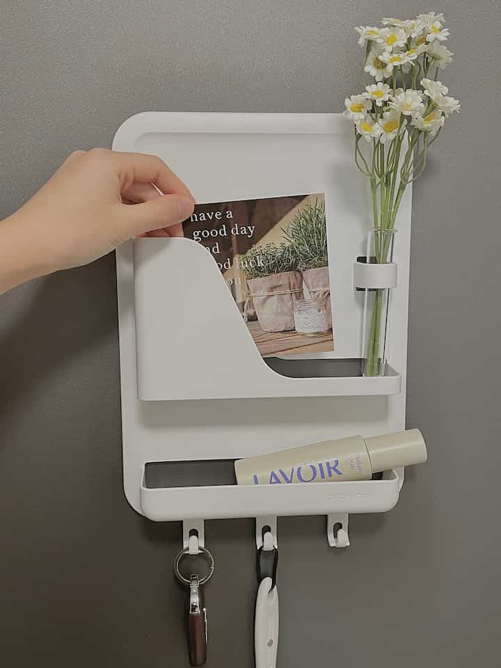 #살림살이

I'm the type of person who leaves the front door open and then comes back in a minute later.

That's me🙋🏻‍♀️

Sometimes I come back without taking my car keys or wallet. ⊹ ₊

I've always wanted a storage box like this in my front door.

Thanks to the Promade Floaty Magnetic Storage Box,
I never forget anything again!

I've attached it to my front door to hang my car keys and frequently used delivery cutters.
I also use perfume spray that I occasionally spray in my shoe cabinet and entryway.

I've placed it here and am using it. 𓂃 𓈒𓏸⋆꙳

It works anywhere that can be attached with a magnet, such as my washing machine, AirDresser, or refrigerator. 🫶 Scissors, detergent, hats, etc.

It's so convenient to store frequently used items. 🤍

A magnetic storage box that's highly versatile even in small spaces.
I highly recommend it as an organizational item. 🫧

⠀
#Promade #수납함 #정리함 #자석수납함 #수납꿀템 #정리꿀팁 #정리템 #집꾸미기 #현관인테리어 #소품보관 #소품정리 #살림템 #현관입구인테리어 #현관소품 #자석수납 #수납인테리어 #맞팔 #수납정리 #살림 #정리정돈 #정리 #보관함