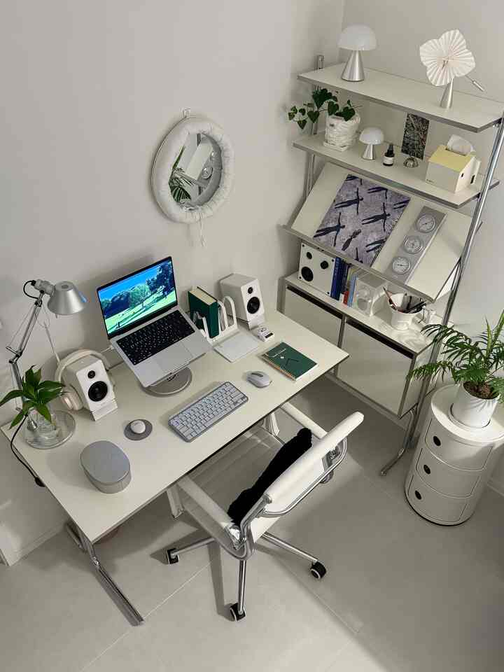 白を基調とした書斎、整然としたデスクと椅子、棚とキャビネットが配置されたミニマルで落ち着いた雰囲気のインテリア