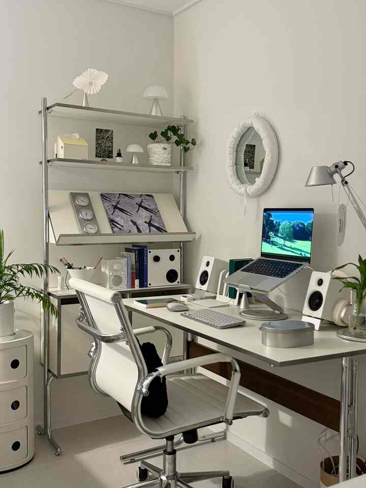 白を基調としたホームオフィス、ミニマルなデスクとオフィスチェアが配置された清潔感のある作業空間