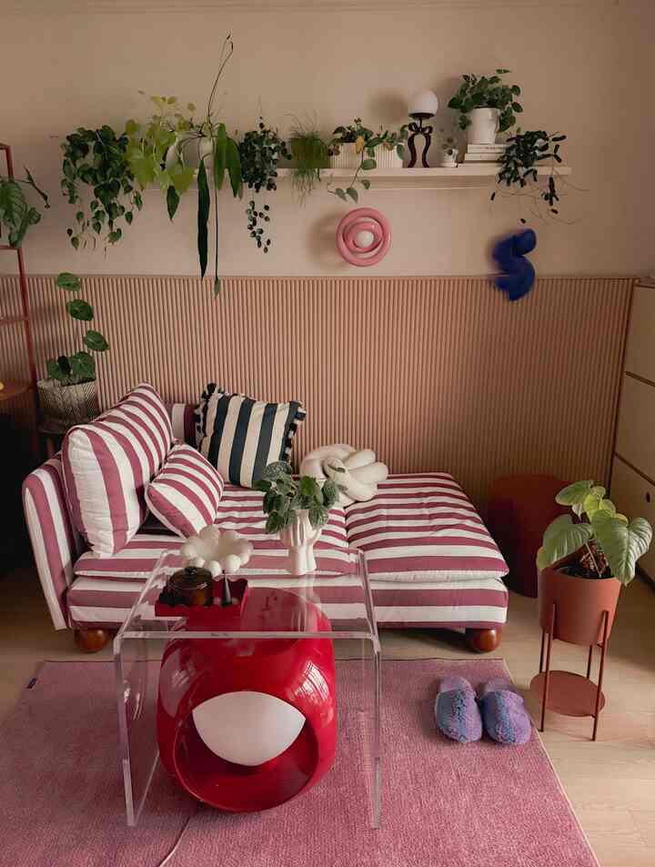 I was sick all holiday, so time just flew by.
Now that I've recovered a bit, I was finally able to put the custom-made cover on my IKEA sofa I ordered.
It looks like a different sofa now that I've changed the striped cover, right? ✨
Anyway, I have a mountain of things to put off. What should I do? 🫨

#CornSoupRecord #오늘의우리집 #이케아소파 #쇠데르함 #컬러인테리어 #컬러홈 #이케아소파 #소파인테리어 #겨울담요 #작은집 #소형아파트 #구축아파트 #원룸인테리어 #맞팔환영 #소통해요 #맞팔 #레드포인트 #오렌지 #핀터레스트감성