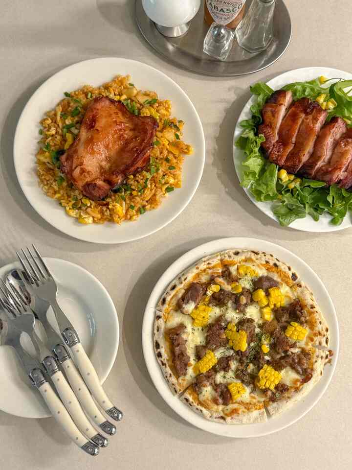 その投稿はアワーホームから製品サポートを受けて作成しました。

外国人が惜しいK-FOODレシピ✨
食べさせるよりはるかにおいしいピザとチャーハンを作ってみました！

まず🍕
和徳ピザのドウの上にトマトソース、玉ねぎ、チーズたっぷり！
その上にアワーホーム練炭焼き味噌焼肉を炒め、トッピングで上げた。
甘い塩辛い焼肉とチーズが調和
本物の買い物よりも美味しい甘いピザ完成😋
練炭火ならではの不向きが生きていて韓国人はもちろん、
外国人まで完全に反する味です！

そして韓国人ならやっぱりニンニクですよ🧄
ニンニクたっぷり入れたニンニクチャーハン
アワーホームチュンチョンシク炭火味 トンチキリブ（塩焼き味）を通し上げました。
バターでコーティングされた固いご飯の上
外側はカリカリ、中はしっとりとした鶏のリブが出会う。
本当の味はとてもいいです🥹

塩辛いながらもジューシーでいっぱい
ちょうどご飯のおかずでも、ビールのおつまみにも完璧なメニュー❤️
冷凍庫に乗せておけば、いつでも心強く一食解決！

夫が自分が食べた1位のチキンリブハウスと比べると
とても美味しいと絶賛しました🤣💞

#アワーホーム #OURHOME #夏休み #夏休み #夏休みレシピ #子供のお菓子 #おにぎり #ランチメニュー #レシピ #プレーティング #春川食炭焼きチキンリブ #アワーホームトンチキンカルビ #炭焼きチキンリブ #通鶏リブ #塩焼きおいしいリブ #練炭ブルゴ＃ニンニクチャーハン＃メイド＃ホワイトボウル＃超軽食＃メニューおすすめ＃ビールのおつまみ＃夜食