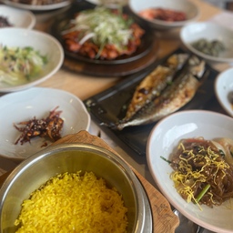 #일상기록 
오늘은 뒤늦은 친정 추석모임
남동생 해외일정으로
추석연휴 다지나고 모였는데
올만에 만나서 이야기꽃이~~~💕
#가족모임 #친정 #한정식 #감사 #맞팔
