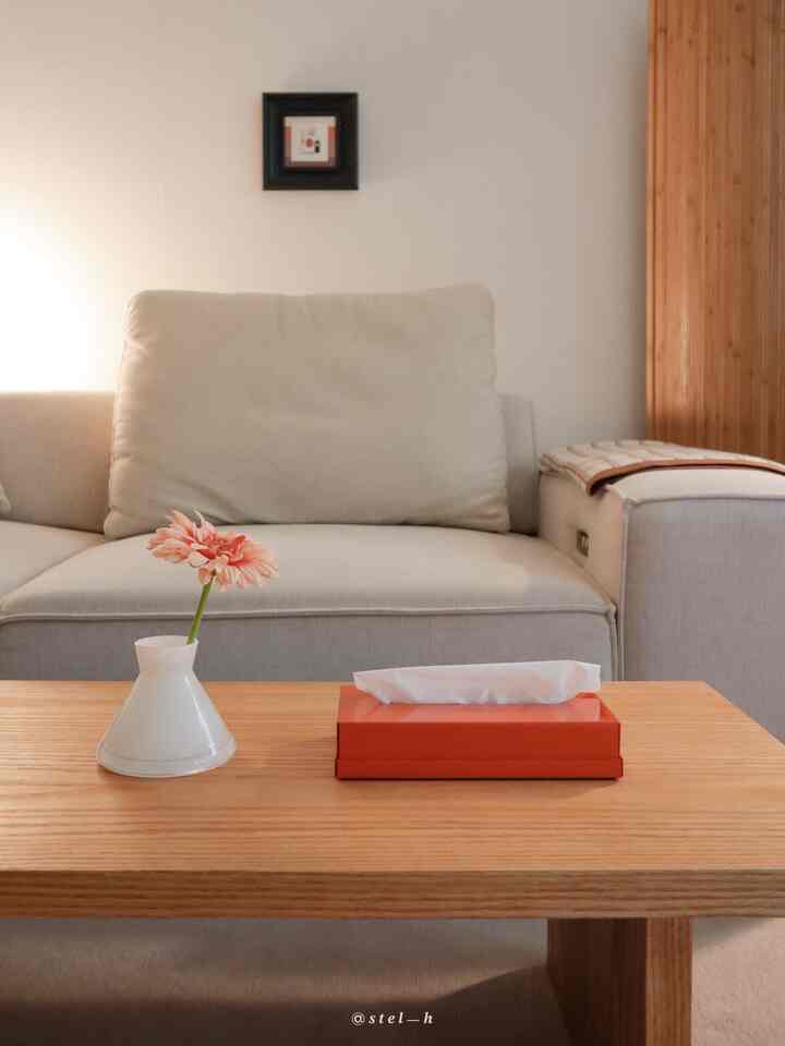 
＃五感レビュープログラムを通じて製品を提供され、直接使用してスタイリングした後期です。

棚や家具だけがうまくいくと思ったレアローだったけど:)
ティッシュケースもオブジェのようにおしゃれによく作るブランドですね✨

レアローのスタンダードティッシュケース（REFILL TYPE）は 
スリムでスタイリッシュな感じがいっぱい！ずっと揺れない
底にバンフォンが付いていて滑りもNo..!!
製品が届く底面の傷も防止してくれます😎

そして、角や角の部分の仕上げがドングルドングルになっているので
鋭い危険もなく、この部分本当にセンスあると感じました🙌🏻

普段鉄製の商品が簡単に入らなかったら
この商品が鉄製入門テムとして適当だと思いますㅎㅎおすすめおすすめ!!

私は同じサイズを異なる色で一つずつしました。
上下分離型なのでカラーを入れ替えて使ってもとてもきれいで、

重量感があって外した後、下部ケースは 
ミニトレイでリモコンなどを置いてもいいですよ🧡

ただ普通のファブリックケースではなく 
感覚的なカラーのおしゃれな鉄製ティッシュケースいかがですか？！✨👍🏻

。
。

#レアロー #rareraw #ティッシュケース 
#スタンダードティッシュケース #TISSUECASE
＃ホームスタイリング＃鉄製家具＃スチール家具＃今日の私たちの家
＃リビングインテリア＃インテリアアクセサリー＃コンスープ記録集