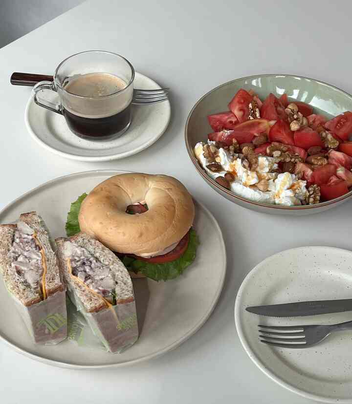 #콘수프기록집 #예쁜템최고야 

パンを食べるときによく使う前皿であるニコットヒーラウンドプレート以上の可愛いジュ！

メニューは
✔️サンドイッチ/ベーグルサンドイッチ/グリックヨーグルト+トマト
☕️  #집밥요리 #홈카페 #홈카페메뉴  #베이글 #커피 #요거트볼 #그릭요거트  
