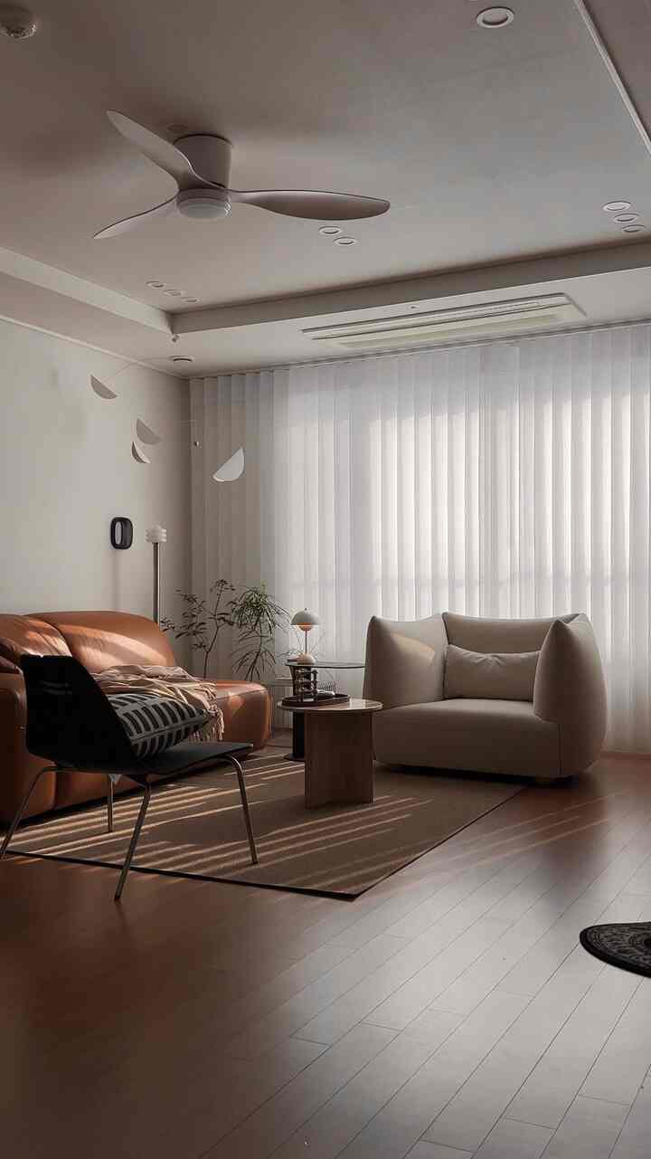 #콘수프필름 #햇살맛집 

カーテンを変えてさらにエレガントになったリビングルーム！ 
鉄の手すりと青い窓の光のせいで 
写真を撮るだけでストレスでした。 
カーテンを変えて写真、映像撮りを味わう最近！  #거실커튼 