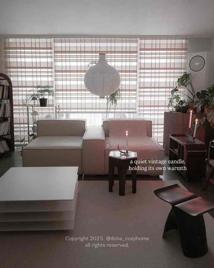 ＃今日の私たちの家は先週撮った写真ですが、私はあまりにも衝撃を受けています。 ....⚡️今週の天気も梅雨そのものですね？

週末後の現実復帰よりも難しい祝日の後、現実復帰😱🫧みんな無事ですか？

🏷️
リビングルームのソファテーブル@flat_pointフラットポイントページソファテーブル
サイドテーブル@dlusso_storyトラバーチンリビングルームサイドテーブル
ローソク足1、2：ドイツのビンテージエンティック 
モジュールソファ@cozyadd_officialコージーアドシルキーレザーモジュール6人コーナー
ブラックウッドチェア @alon_mansion Tana lounge Chair
ブラック陶器テーブル @alon_mansion Kubu tea table 
ラグ @icilamaison サイザロック ラグ
回転本棚@timbertotz_officialオールラウンド原木回転本棚
。
。
。
。
。
#コンスープ記録集 #zenmood #ジェンスタイル #zenstyle #japandiinterior #東洋美人インテリア #和モダン＃モジュールソファ＃秋のインテリア＃ローソク足＃フラットポイント＃ページソファテーブル＃ロマンシェード＃ブラインド