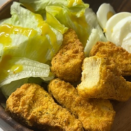 두부치킨을 아시나요🔅
에드워드리 셰프가 풀무원 지구식단이랑 같이
두부로 켄터키 치킨을 만들었는데 너무 맛있어요!!
다른 두부치킨도 시켜먹어봤는데 그건 별로고,
“ 켄터키 두부 프라이드 “
이걸 시켜야해요. 진짜...!
원래 두부 안좋아하는데 두부맛 안나고,
겉에 바삭한 식감을 진짜 잘살렸어요.
에프 180도에 15분만 돌리먼 돼요.
어떤 치킨을 생각하고 먹기보다는
치킨텐더로 생각하고 먹으면 넘맛있어요!
저는 샐러드랑 자주 먹고
동생은 또띠아에 자주 싸먹더라고요
왕추천추천💞
#살림살이 #콘수프기록집 #두부 #두부요리 #켄터키 #에드워드리 #다이어트 #비건 #치킨 #두부치킨 #풀무원 #식단 #지구식단 #켄터키두부프라이드 #치킨텐더 