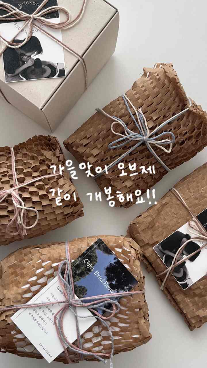 #コンスープ 

寒い天気に似合うニューオブジェたちを連れてきました🍂
お兄さんと一緒にアンボクシングしたいので撮ってみました🤎
次にきれいにスタイリングした姿も持ってきますよ☺️


＃オブジェブリックブラウン＃キャンドル＃香草＃オブジェ＃トレイ＃アクセサリートレイ＃陶器＃陶器
