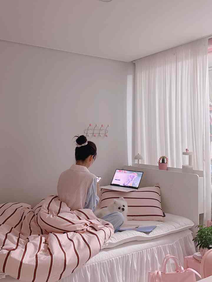 ＃コンスープ記録集 

最近天気が曇って写真が少し暗くなりますね☁️
＃かわいいテムの一つは＃布団です。

布団もぜひ #ピンクでなければならないので安定しています😆
秋のムードを出したいが、まだ＃ピンクピンク🎀

＃ヌビジオ＃深く寝る名前もかわいいじゃないですか〜

最近＃小さな部屋私の＃癒しの空間で飾っています。
次はデスクテリアに来ます〜


＃寝具＃寝具セット＃寝具インテリア＃寝具交換＃寝具おすすめ＃寝具布団＃車布団セット＃小さな部屋インテリア＃小さな部屋飾り＃小さな部屋寝室＃キッチン＃インテリア＃娘の飾り＃寝室＃寝室のインテリア＃寝室の装飾＃ピンクのインテリア
