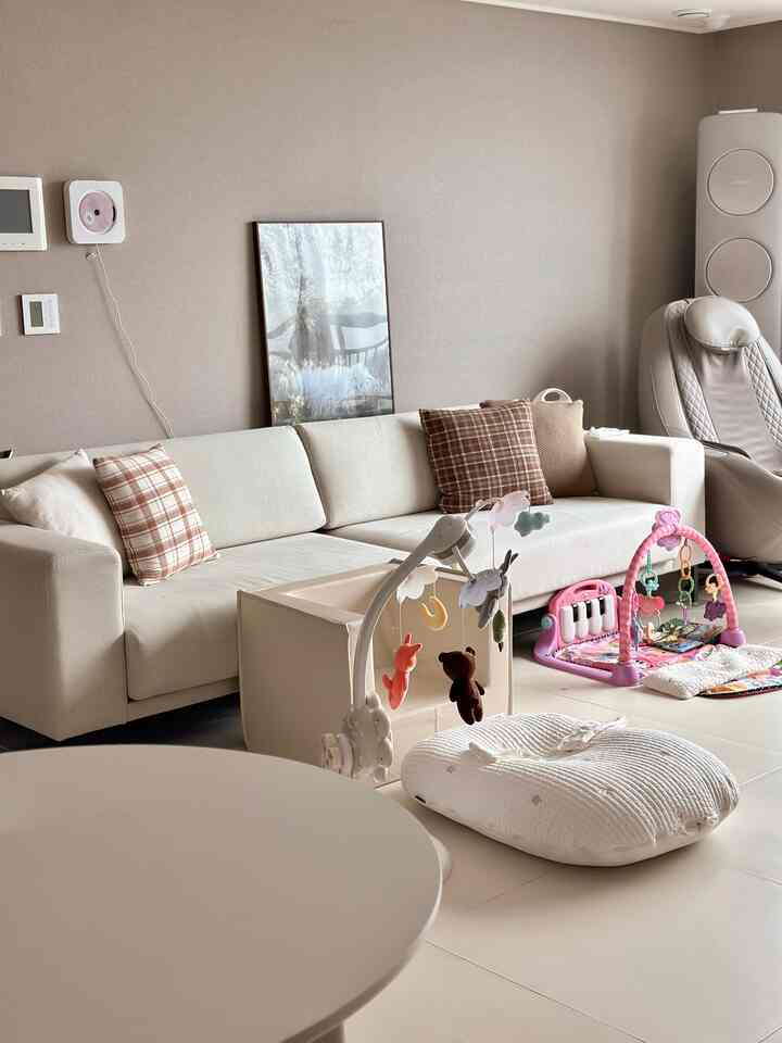 ドゥチ新生児用品で染めているリビングルーム、、🤍💛いつのまにかすでに36日にもなりました。すごく成長しているところです。さっさと少し長く頻繁に欲しい気持ち、、🥹 ところでまたすぐにはは残念で、、

今週は雨が降って気温が落ちますね🥲☔️

夕方もすぐに来て朝にも暗すぎる冬❄ㅠ-ㅠ️

＃リビングルームインテリア＃メアパール 