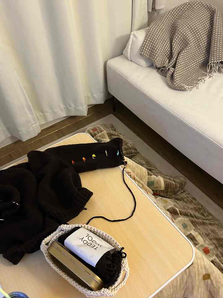 こたつふとんを探して迷う…ニトリで好きな靴布を見つけました。正方形なので本当にぴったり!!🤎

＃コンスプ記録＃ニトリー＃こたつ＃こたつ布団＃ソファ
#1人用家具 #こたつテーブル 
#ベルベット布団 
