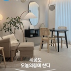 실경험 리뷰 #광고 | 요즘 부동산 시장 엄청난 불장이죠?
저희는 작년에 이사하고 한시름 놓고 있어요 🥹

이사하면서 저희가 생각했던 때보다 빠르게 이동하게 되어
갑작스레 인테리어 공사 진행하게 됐고,
업체 선정하면서 정말 고민 많았어요.
다행히 저희 부부가 원하는 차분하고 편안한 스타일로 무사히 인테리어 완성!

✨인테리어 업체 선정 𝗧𝗜𝗣 ✨
오늘의집 스탠다드 추천할게요! ☝️

#오늘의집스탠다드 #모두오늘의집에산다 #20평대인테리어 #거실인테리어 #올수리인테리어 #리모델링 #홈스타일링 #홈퍼니싱 #이케아로꾸민우리집