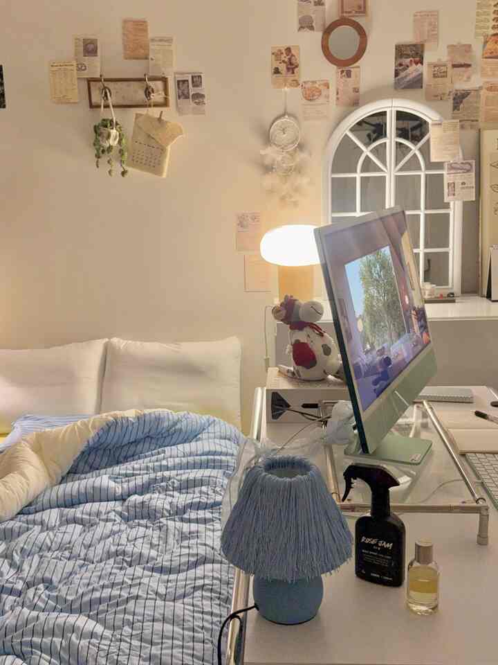 ホワイトとブルーのトーンの一人暮らし向け狭い部屋で、デスクとベッドが配置されたミッドセンチュリーモダン風の雰囲気あるインテリア