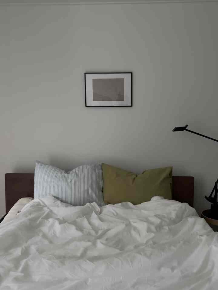 #나를담은공간

最近最愛の色のオリーブ色で  #침실 #침실꾸미기 #원목침대 #월넛침대 #배게커버 #코콘 #바미르 #스툴 #베르헤 #발매트 #러그 #러그의계절 #소품인테리어 #안방 #퀸침대 #가을인테리어 #올리브색 #말차색 #컬러포인트 #오늘의우리집 #콘수프기록집 