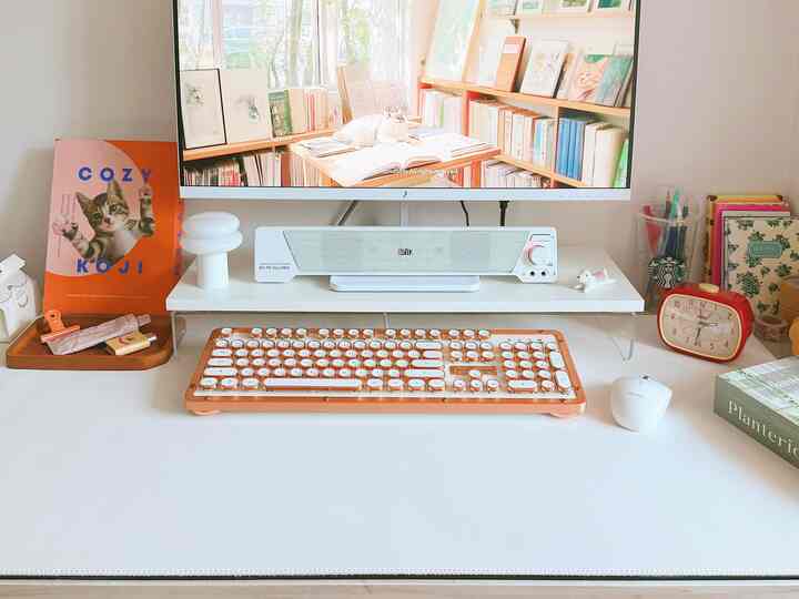 しばらく前にPCで何をしていますか
突然ポッド - 音と一緒に
目の前のモニターには明るい画面のみがあります。 
最後は休みだったので、すぐにモニターを持っています。
サムスンA / Sセンターを走った。
修理費が20万ウォンほど出てきそうだと
これくらいならば、私は新しく買うように言いました。
結局8年書いたモニターは
私と一緒に戻れませんでした..🥹

家に帰る途中でコスパのまともなモニターを選ぶ
クパンから注文し、受け取って設置しました。
使っていたスピーカーと曖昧にサイズが合わない感じ？
変えることで心を食べて、家でスピーカーを探しています。
スピーカーが盛り込まれ、ちょっとモニター台も収納され、
大丈夫デスクマットも敷いてみたくなって入れてㅎㅎ
とにかく、最近私の机の上に
いろいろな変化が生じました:)


＃コンスープ記録集＃今日の私たちの家
＃四季の日記＃日常＃日常記録
#コンスープ記録
#今日のガーデン #内装 #デスク #デスクテリア
#マイデスクテリア #デスクテリア族 #デスク小物
#ドンナサン #ftc10