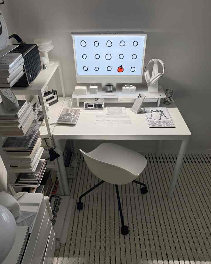 白を基調としたホームオフィス、清潔感ある机と中央に置かれたモニター、シンプルでモダンな雰囲気のインテリア