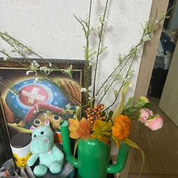 #가을담은우리집 #맞팔 #콘수프기록집 #미니호박조화 #이케아물조리개
#선인장물조리개 #설유화 #라넌큘러스
#조화 #수국 #미니마우스립밤 #랜덤피규어마이멜로디 #토미카 #토미카치이카와
사실 가을 담은 우리집이라 너무 고민 고민^^ 남편 포인트로 이불을 사긴 했는데  가을이랑 맞지 않고 게으름에 
일단 안 바꿨고 ㅋㅋ 글구 사실 당장 급해서 산게 아니고 포인트는 없어진다 하고 세일은 해서 구입했어욤.
그래서 이 챌린지도 건너 뛰어야 하나 생각하다가 이번 여행때 다이소에서 사가지고 온 미니조화랍니당.
태그는 비슷한거 있어서 해놓긴 했어요^^ 전 일본에서 200엔 주고 샀으니까 우리나라에도 팔면 2천원이지 않을까요?
너무 이쁘더라고요. 할로윈이라서 있는 거 같기도 하고요. 
설유화랑 혼자 덩그라니 있었던 라넌큘러스도 같이  꽂아 주워서 한결 가을 느낌이 정말 손톱 만큼 나고 있어욤.
그리고 저의 냉장고 위 공간에 마이멜로디 랜덤이 들어왔지욤~ 너무 이쁜 파라솔입니당.
미니마우스 립밤에 씌워주었지요~ 친구들과 가을 소풍 가는 컨셉입니다. 개구리도 곰도 오징어도 햄스터도 꼴뚜기도 ㅋㅋ 짱구도
모두 모였지요~~쿠마몬은 캐리어 태그 떨어진거 버리기 아까워서 저렇게 있어요^^
토미카도 이번엔 딱 하나 사가지고 왔어요. 가격이 엄청 올라서 이쁜 것들은 거의 만원인데 음~ 좀 망설여지더라고요~ 
ㅎㅎ 이건 그래도 더 저렴해서요~ 집에 없기도 하고 해서 거기다 보라색이 넘 맘에 들어서 샀어요.
수국도 다시 주방으로 올라가고요~ 이번에 스타우브 손잡이 붕어밖에 없어서 못샀어요 ㅠㅠ 왜 이쁜게 없냐고요 ㅜㅜ
호박 사고 싶었는뎅~ 
잠깐 댓 확인하다가 챌린지 몇 개 하고 하려고욤 ㅎㅎ곧 갈게요