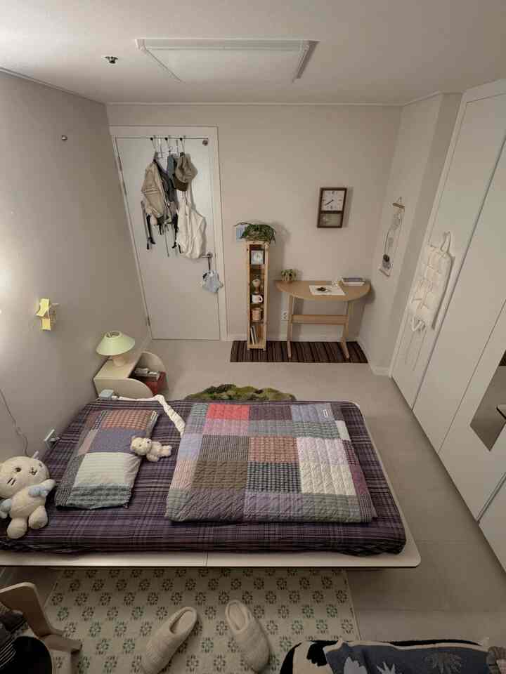 ベージュとホワイトの色調の寝室、ナチュラルウッド家具と収納アイデアが印象的な一人暮らしの居心地良い空間