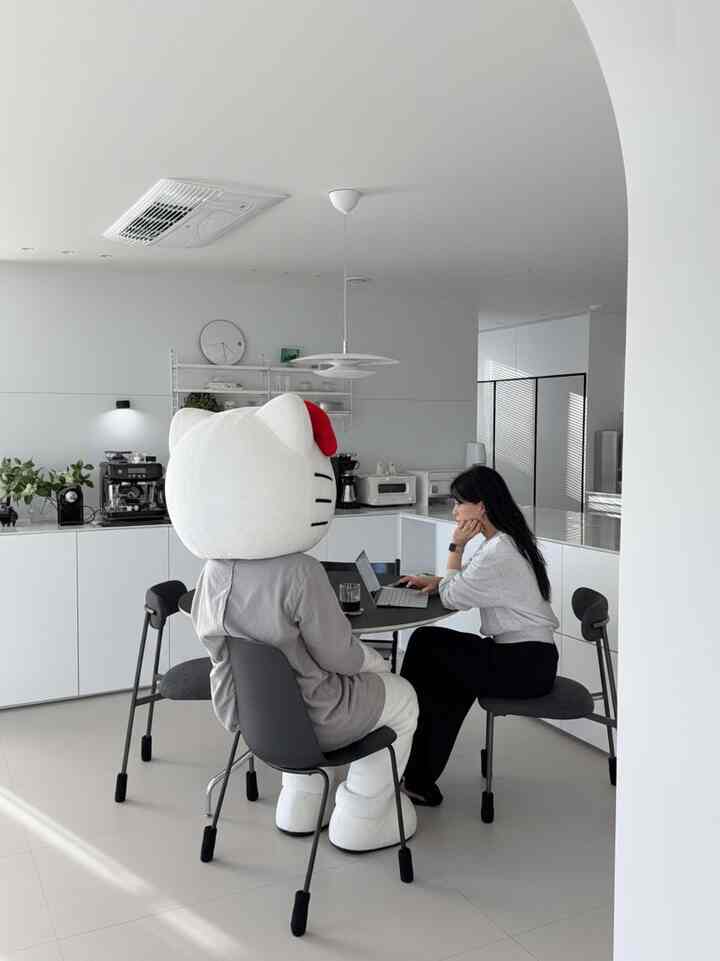 今日は天気が良くてキティを招待しました。
一緒に仕事の話もしてコーヒーも作ってくれて休んで掃除もして料理もして息切れもしてユンソと植物に水も与えたのか。次回また遊びに来て 

＃私たちの家に遊びに来たキティ＃赤ちゃんが住んでいる家＃子供がいる家＃アパートのインテリア＃黒のインテリア＃キッチンインテリア＃リビングルームのインテリア＃寝室のインテリア＃今日のシーンカット