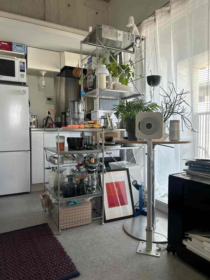 かたがみさんのアルミスタンド
"STAND"

無印良品のCDプレーヤーを取り付けてみました！めちゃくちゃ可愛いです！インダストリアルな雰囲気が好みな方はぜひ！ライトをつけたり、フックをつけたり使い方自由自在なところが大好きです。

#インダストリアル　#ワンルーム #ワンルームインテリア　#インダストリアルインテリア　#リビング