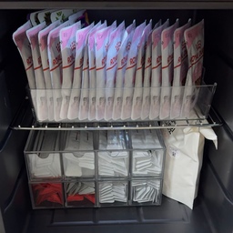 오감리뷰로 받은 펫냉장고를 다이소 정리함으로 정리했어요
4단 서랍형 케이스는 냥이 츄르를 담으니 딱이에요!
습식 파우치도 투명 트레이에 사이즈가 딱이고 
냉장고 가로 사이즈에도 딱 맞아서 사놓고 넘 뿌듯👍🏻
이렇게 정리해두니 꺼내기도 쉽고 깔끔해보이네요
#콘수프기록집 #살림살이 #다이소추천템 #다이소정리템 #다이소수납트레이 #다이소수납 #펫냉장고 #살림살이템 #정리꿀팁 #고양이용품 #냥테리어 #수납트레이 #맞팔선팔 #다이소정리함