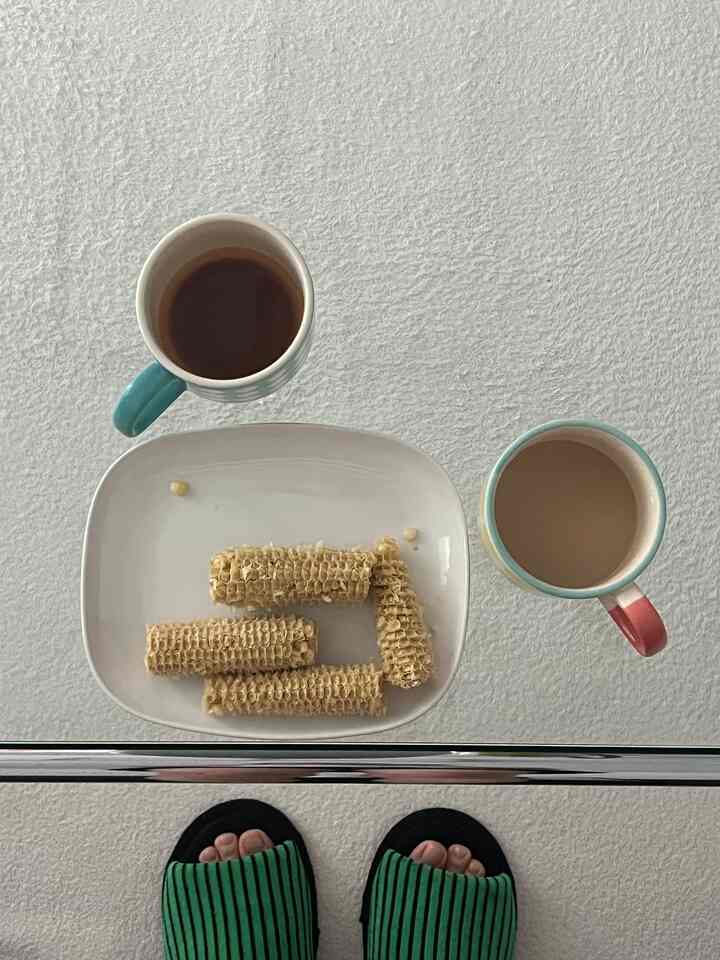  #비엔나커피 #모닝커피 #커피맛집 #드립커피 #balmuda #휘핑크림 #라떼 #latte #러그 #거실러그 #거실테이블   #옥수수 #인테리어 #인테리어소품 #슬리퍼추천 #슬리퍼 #플레이트 #플레이팅 #알레시 #alessi #오늘의가든 