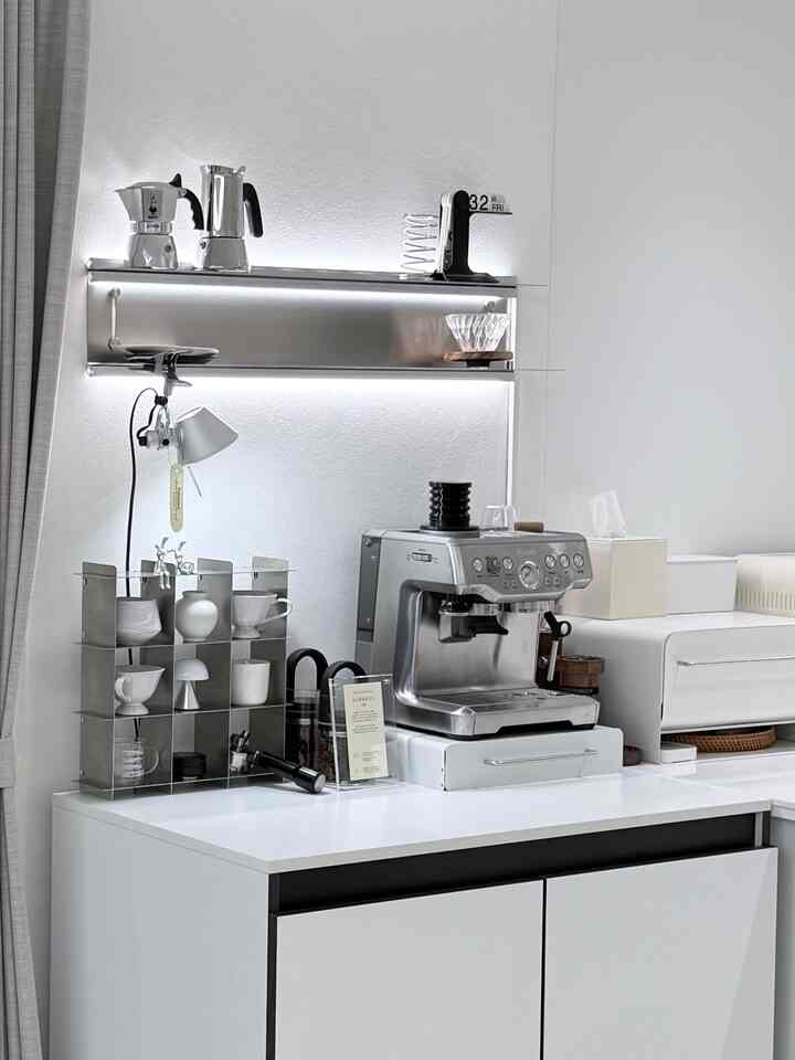 DIY indirect lighting for a shelf! 💡
The shelf area was a little dark, so I decided to install lighting!
※ When working with electrical equipment, always!! No matter what, always take down the toad house!

Most of the lighting in my house is IoT-enabled and controlled via phone.

This time, I connected some leftover strip lights from my interior design project to a Philips Hue so they could be controlled alongside the Artemide lighting.

At night, I set the lights to a soft neutral white or warm white, and the atmosphere feels much warmer. ✨

Setting up IoT is a bit more challenging than I thought,
but these days, there are many smart lights that are easy to install, so if you're new to it, it might be a good idea to start with those. 🧐

#CornSoupRecord #오늘의우리집 #맞팔 #신혼집꾸미기 #신혼집인테리어 #구축아파트인테리어 #구축인테리어 #화이트인테리어 #25평인테리어 #20평대아파트인테리어 #선반인테리어 #선반수납장 #선반 #홈카페 #홈카페존 #홈카페존 #조명diy #조명인테리어 #iot조명 #iot