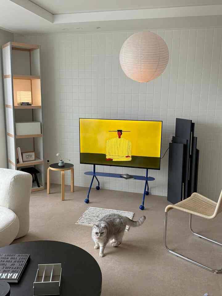 ベージュ調のナチュラルなリビング、中央に猫がいるモダンなインテリア