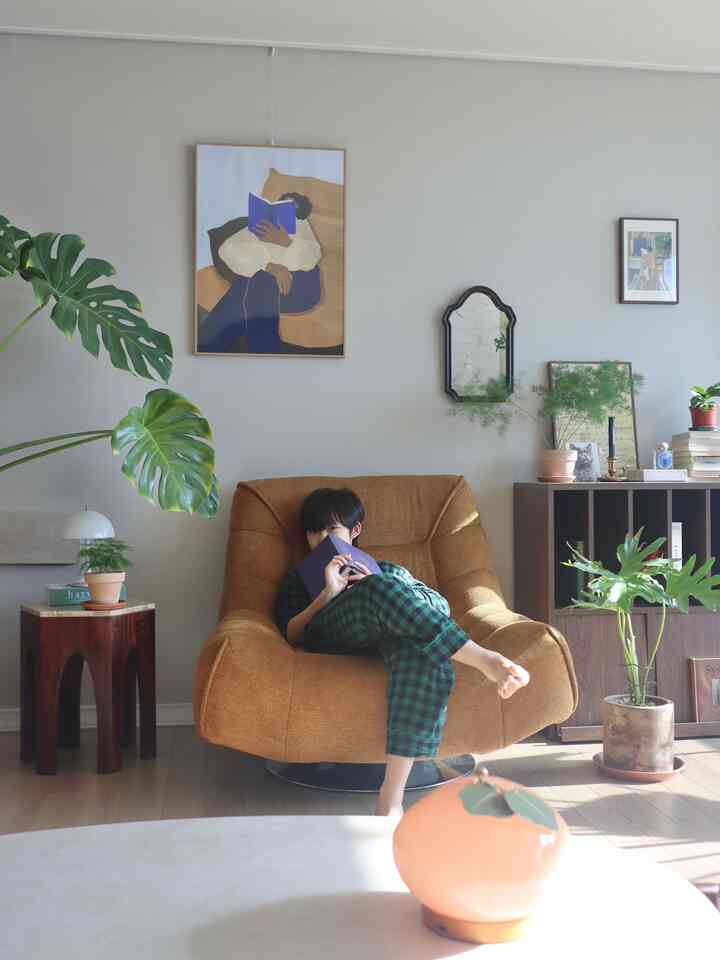 日差しの中に入るときはこんな感じ✨
曇りでも明るい時も愛情のある空間です。

＃休憩スペース＃アームチェア＃一人ソファ＃リビングルームインテリア＃コンポタラウンジチェア＃家の装飾＃1人のチェア＃ホームインテリア＃ホームスタグラム＃ハウススターグラム#homeoffice #livingroomdecor #homestyling