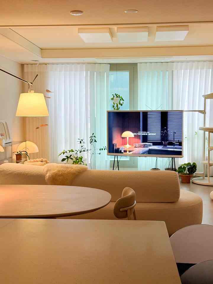 ＃かわいいテム最高屋＃コンスープ記録集2かわいいテムでいっぱいの私たちの家、♥️


＃照明おすすめ＃アルテミデ＃マルティネリルチェ＃サラホーム＃フロア照明＃テーブル照明＃テレビおすすめ＃ブラインドカーテン＃ユニスレットカーテン＃ファブリックソファ＃ジャクソンカメレオン＃自家製インテリア＃自家製装飾＃食卓＃植物おすすめ＃30ピエロインテリア＃84タイプ＃ペットと一緒に暮らす家＃オブジェコレクション＃ホワイトウッドインテリア＃リビングルーム＃セリフテレビ＃4人ソファ
