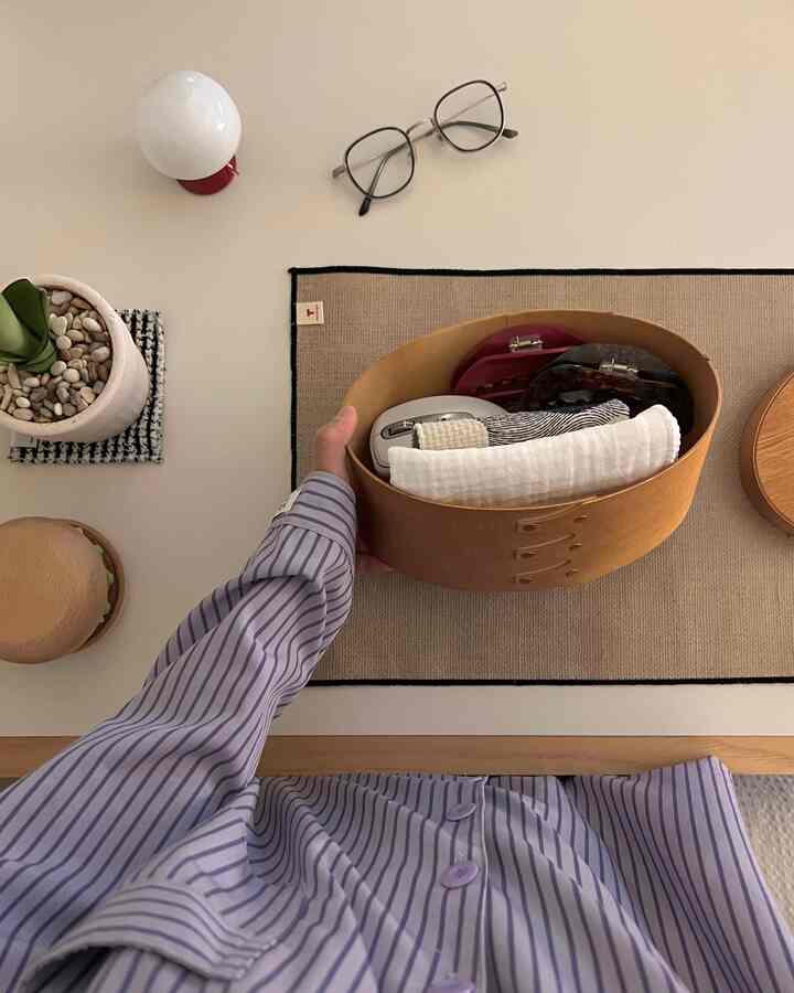 ベージュと木目調が調和したデスク上にテーブルマットと小物収納が配置された、落ち着いた雰囲気のインテリア