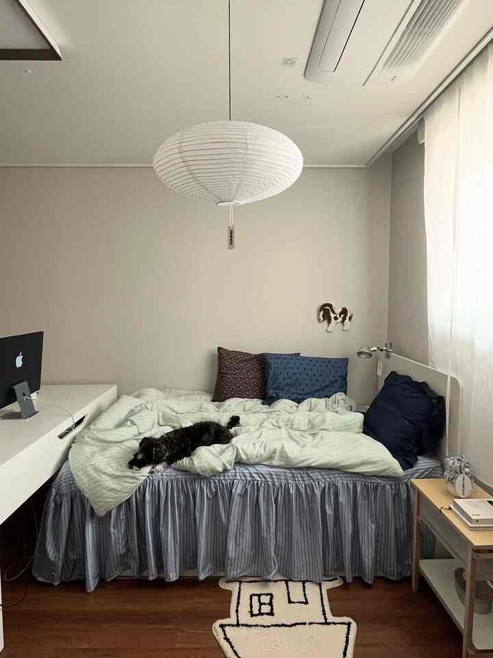 #콘수프기록집 #나를담은공간 最近、部屋の雰囲気を少し変えてみたくて丸みを帯びた韓紙照明をつけてみました。
私が選んだのはエリプスデザインなのですが、小さな部屋やワンルームには50cm程度がぴったりです。  #페이퍼렘프엘립스 #PAPERLAMPELIPSE #타원형한지조명 #타원형조명 #nunoz #paperlamp #한지등  #화이트우드인테리어 #방꾸미기 #방꾸미기소품 #원룸가구배치 #원룸공간분리 #원룸침대 #랜선집들이 #룸투어 